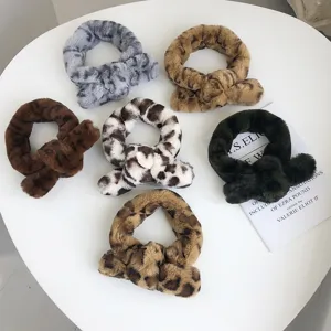 Écharpe croisée en fausse fourrure pelucheuse d'hiver douce et chaude pour femmes.