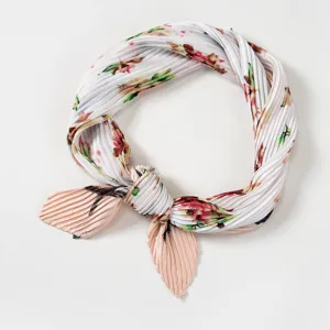 Gepflegter Plissee Halstuch mit Blumenmuster, modisches Accessoire für Damen Herbst Winter.