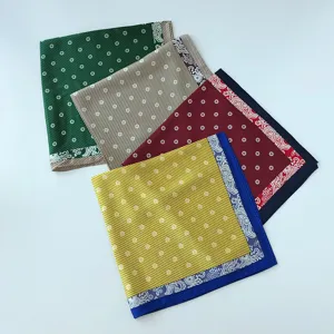 Exquisito pañuelo de bolsillo de seda con elegantes patrones de cachemir y topos, textura.
