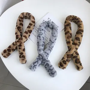 Écharpe d'hiver léopard en fausse fourrure col pelucheux vue de détail douce et chic.