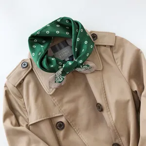 Pañuelo de seda para mujer, elegante pañuelo verde con estampado floral, accesorio ligero de primavera.