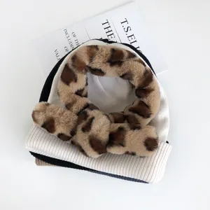 Vue détaillée de l'ensemble écharpe léopard en peluche et bonnet tricoté chaud.