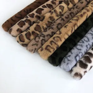 Détail d'écharpe en fausse fourrure de lapin d'hiver avec texture pelucheuse et imprimés.