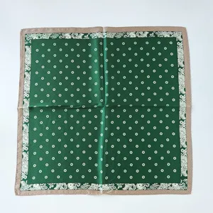 Vista detallada de un pañuelo de seda verde con clásicos motivos de cachemira.