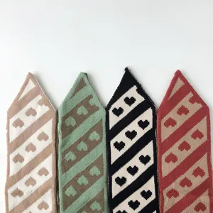 Gestricktes Halstuch mit Herzmuster, stylisches Detail für modische Damen im Winter warm.