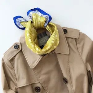 Lujosa bufanda de seda para mujer, elegante patron paisley amarillo y azul para un estilo chic.