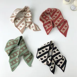 Gestricktes kleines Halstuch mit süßem Herzmuster geometrischem Design Winter Modeaccess