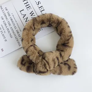 Écharpe d'hiver en fausse fourrure pour femmes, chauffe-cou pelucheux imprimé léopard chic.