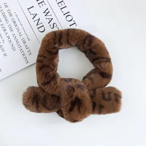 Écharpe croisée en fausse fourrure marron col chaud d'hiver collerette pelucheuse vue détaillée