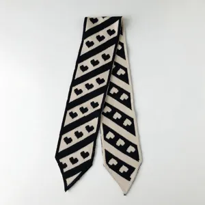 Schwarz-weißer Strickschal mit schicken Diagonalstreifen und Herzmustern für warme Wintertage.