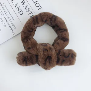 Écharpe d'hiver en peluche marron, col doux en fausse fourrure de lapin détail.