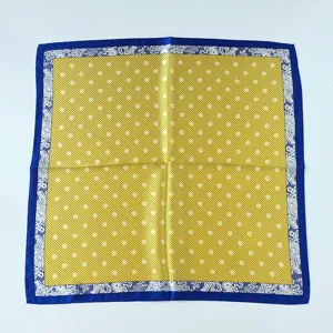 Elegante pañuelo de seda con vibrante estampado de lunares amarillos y cenefa azul.