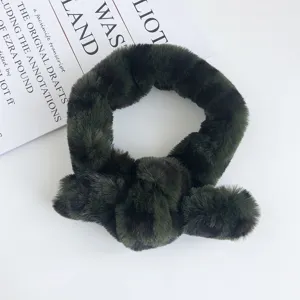 Détail d'écharpe d'hiver en fausse fourrure vert foncé, doux chauffe-cou pelucheux.