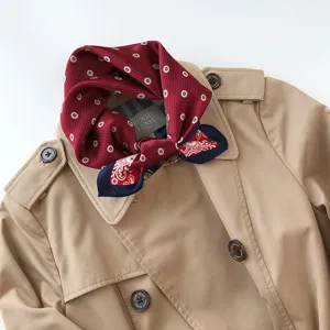 Elegante bufanda de seda roja con estampado floral, delicado accesorio de cuello en gabardina.