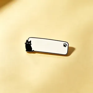 Broche minimalista gato negro huella pata, insignia de metal para ropa y bolsos.