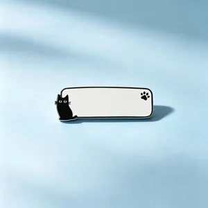 Bonito pin de gato negro esmaltado con huella, broche de placa de nombre metálica minimalista.