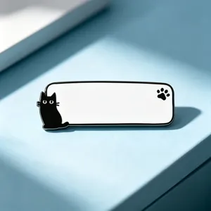 Broche de esmalte de gato negro minimalista con diseño de placa de identificación vacía