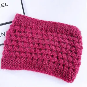 Fuchsia gebreide winter oorwarmer detail, zachte wol textuur close-up, gezellig koude accessoire.