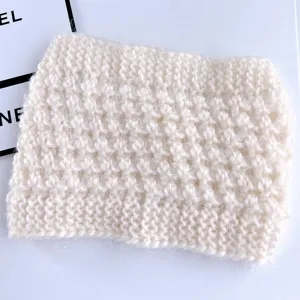 Gebreide hoofdband gedetailleerd overzicht, zacht gezellig winter wol accessoire gebroken wit.