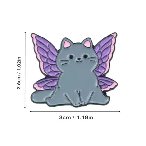 Spilla in smalto gatto grigio con ali di fata viola creativo distintivo spilla metallica 3cm