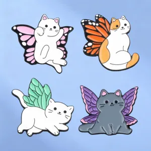 Spilla Smaltata Gatto con Ali di Farfalla Cartoon Distintivo in Metallo Verniciato Creativo Animale Spilla da Risvolto per Decorazione Vestiti Zaino
