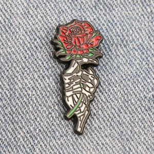 Gothischer Skeletthand Rote Rose Metall Emaillierte Brosche Badge fur Kleidung und Taschen.
