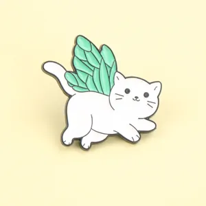 Simpatico gatto bianco spilla smaltata con ali di insetto verdi distintivo in metallo