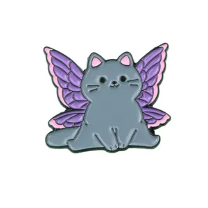 Simpatica spilla in smalto gatto grigio con ali di fata viola, accessorio di abbigliamento.