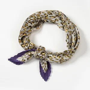 Elegantes plissiertes Leo-Muster Halstuch mit violetten Enden für stilvolle Damen.