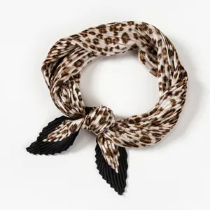Exquisites plissiertes Leo-Print Halstuch Detail mit elegantem schwarzem Knoten-Design.
