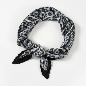 Detailansicht eines schicken schwarz-weißen Leo-Print Plissé-Schals, elegantes Halstuch.