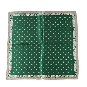 Elegante pañuelo cuadrado de seda verde con topos blancos y borde paisley vista principal