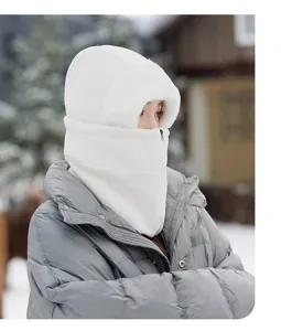 Berretto invernale in pile per ciclismo antivento con maschera facciale, dettaglio.