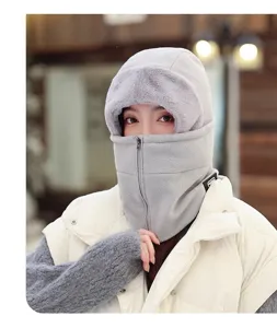 Dettaglio cappello da ciclismo invernali antivento, maschera termica per clima freddo.