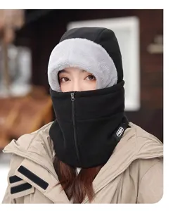 Dettaglio in primo piano del berretto in pile antivento invernale con maschera facciale e zip calda.
