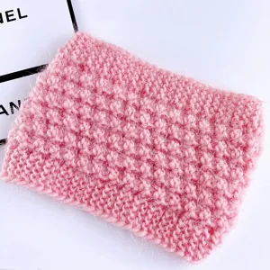 Roze gebreide hoofdband winter orenwarmer gezellig zacht haaraccessoire breisel detailfoto