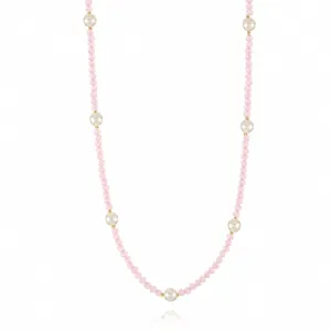 Detailansicht der langen Perlenkette aus rosa Kristallen, die exquisite Verarbeitung zeigt.