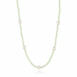 Detailansicht der modischen grünen Kristall- und Perlenperlenkette, elegantes Schmuckaccessoire.