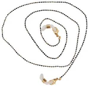 Detailansicht der stilvollen Perlen-Brillenkette in Schwarz und Gold mit sicheren Silikonringen.