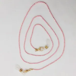Detailaufnahme der rosa Perlenkette mit goldenen Verschlüssen für Brillen und Masken.