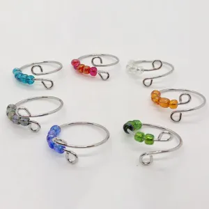 Anello antiansia in acciaio inossidabile con perle di vetro colorate dettagli di sollievo dallo stress.