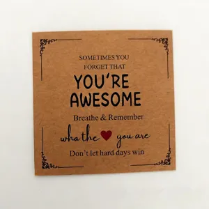 Vista dettagliata del biglietto regalo motivazionale in carta kraft quadrata con design unico.
