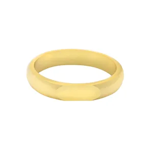 Anello di modo in metallo dorato minimalista, scatto di dettaglio, design semplice per ogni giorno.