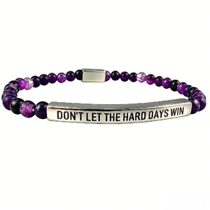 Primo piano della barra curva in acciaio inossidabile e bracciale di perle viola.