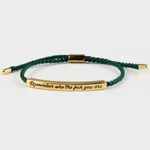 Bracciale intrecciato regolabile con barra incisa, gioiello fatto a mano in corda verde.