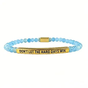Bracciale di perline blu con barra incisa in acciaio inossidabile dorato per uso quotidiano