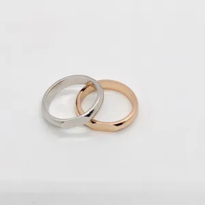 Set di anelli intrecciati minimalisti con fasce lucide in argento e oro rosa da indossare ogni giorno.