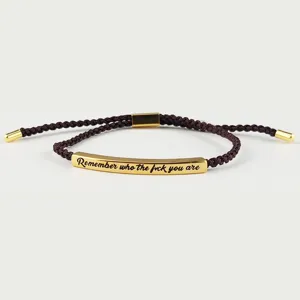 Bracciale in corda intrecciata regolabile fatto a mano con barra di metallo incisa ogni giorno