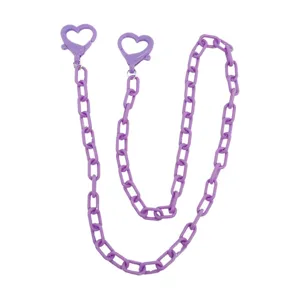Dettaglio catena viola in acrilico con chiusura a cuore, ideale per mascherina o occhiali.