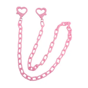 Catena in acrilico rosa con chiusure a cuore, accessorio versatile per maschera o borsa.